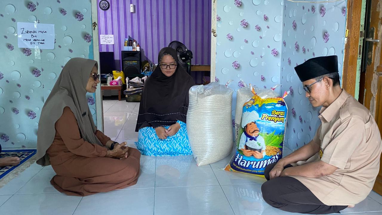 Kepala Madrasah Kembali Serahkan Sumbangan dari Siswa kepada Siswa yang Berduka